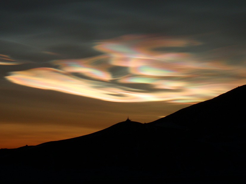 Nacreous clouds.  © Alan R. Light CC BY 2.0.