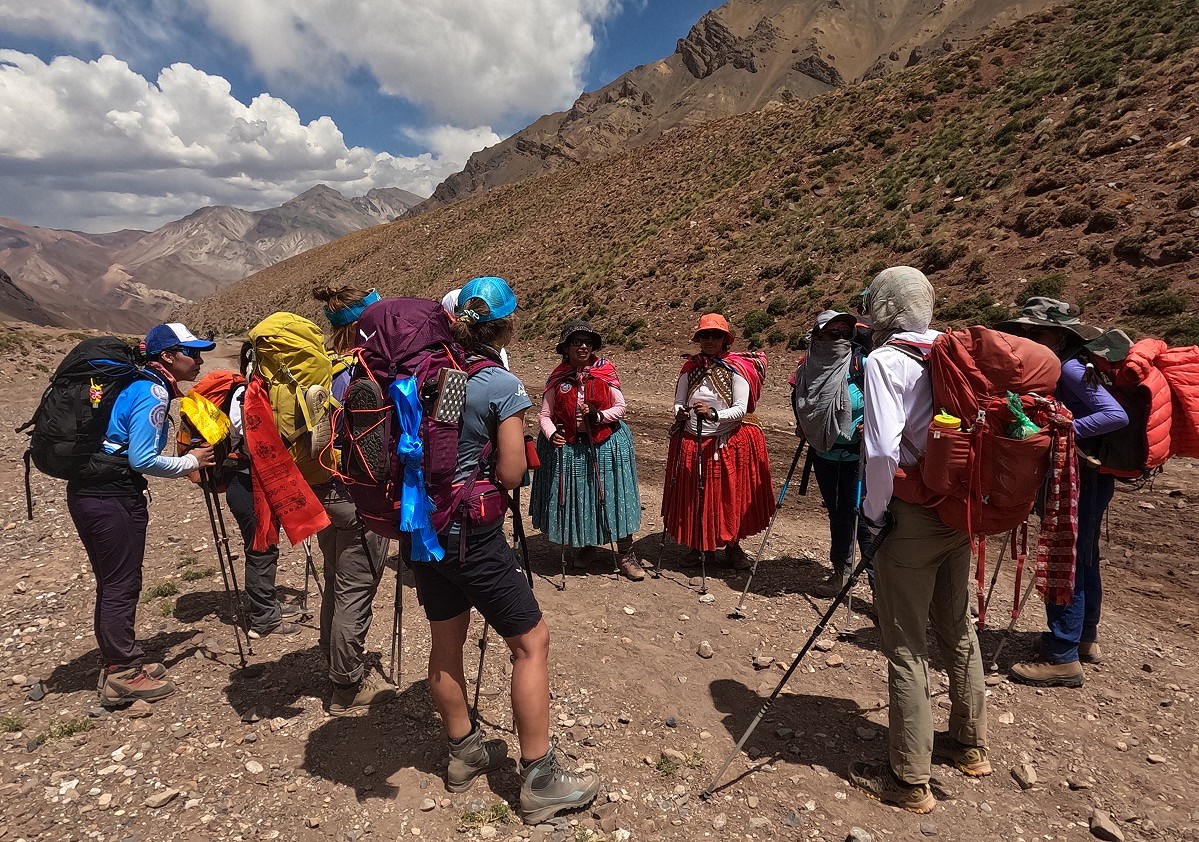 The team at the start of the trek towards Confluencia  © Cecilia Mariani