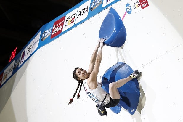 Brooke Raboutou tops B1 in the finals.  © Dimitris Tosidis/IFSC