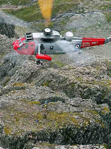 Helicopter on Tower Ridge  © Jane113