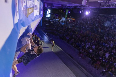Toby Roberts matches the Top hold of Boulder 4 to take the win.  © Dimitris Tosidis/IFSC