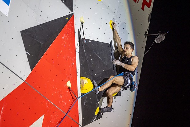 Sam Avezou led the competition for most of the night  © © Jan Virt / IFSC