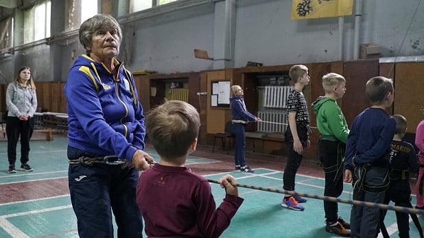 Lilia Samsonova coaching at the Piatykhatky Sports Complex.  © Suspilne Kharkiv/Olexandr Stavytskyi https://suspilne.media/507