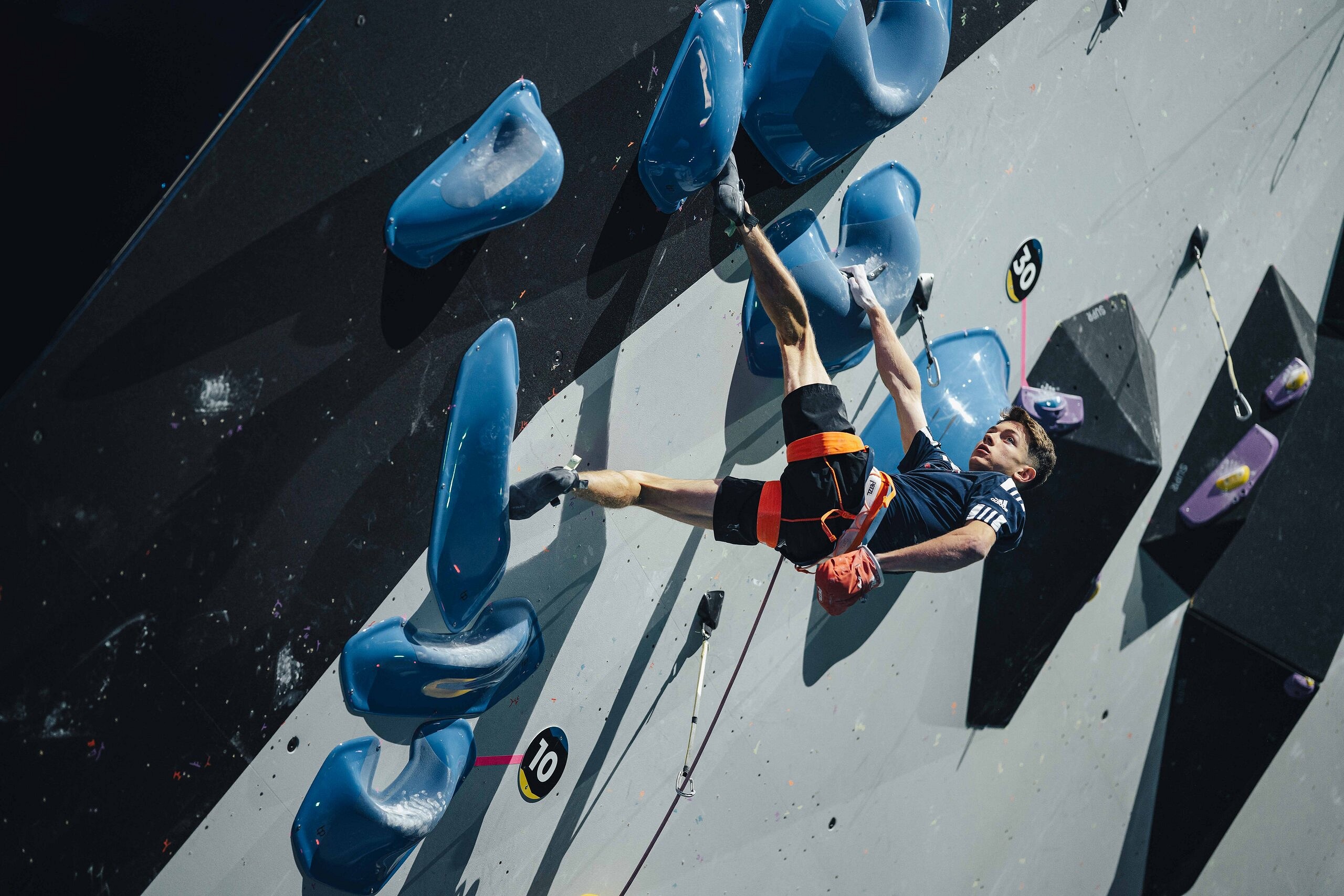 Toby Roberts is on his way to the Boulder & Lead finals.  © Lena Drapella/IFSC