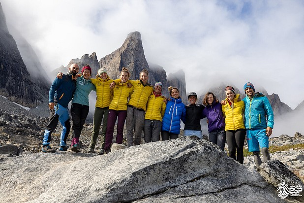 Fay and Michelle with the Spanish women's expedition team.  © @juanmiponcefotografo