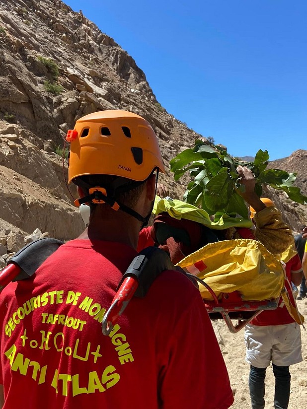 The team recover a victim on a stretcher.  © The Association of Tour Guides of the Anti-Atlas