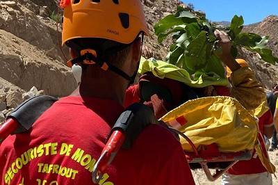 The team recover a victim on a stretcher.  © The Association of Tour Guides of the Anti-Atlas