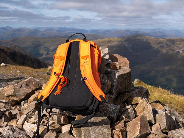 Simple carrying sytem and back panel with removable waistbelt webbing  © UKC Gear