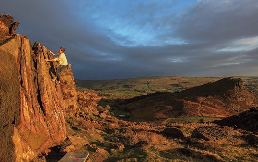 Dave Hudson on Flake and Chips (f4+) on the Upper Tier Boulders at the Roaches.  © Mike Hutton