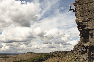 Amy Lipschultz hanging out above the difficulties on the majestic The Link (E1) on Stanage Popular.  © Alan James