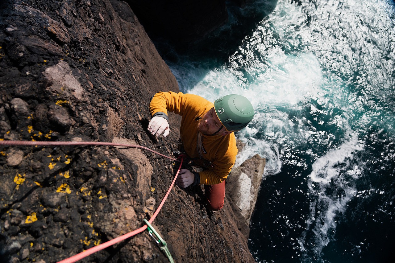 Owen Sinclair climbing Sirens of Calder E2 5b.  © Hamish Macleod