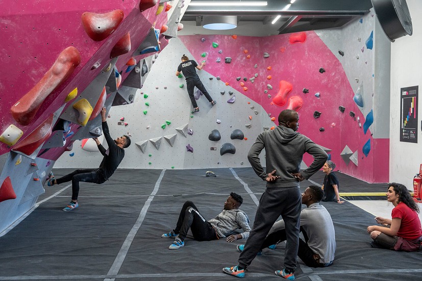 ‘Refugees Rock’, a free climbing session hosted by The Climbing Hangar in collaboration with Action Asylum and the   © UNHCR/Andrew Testa
