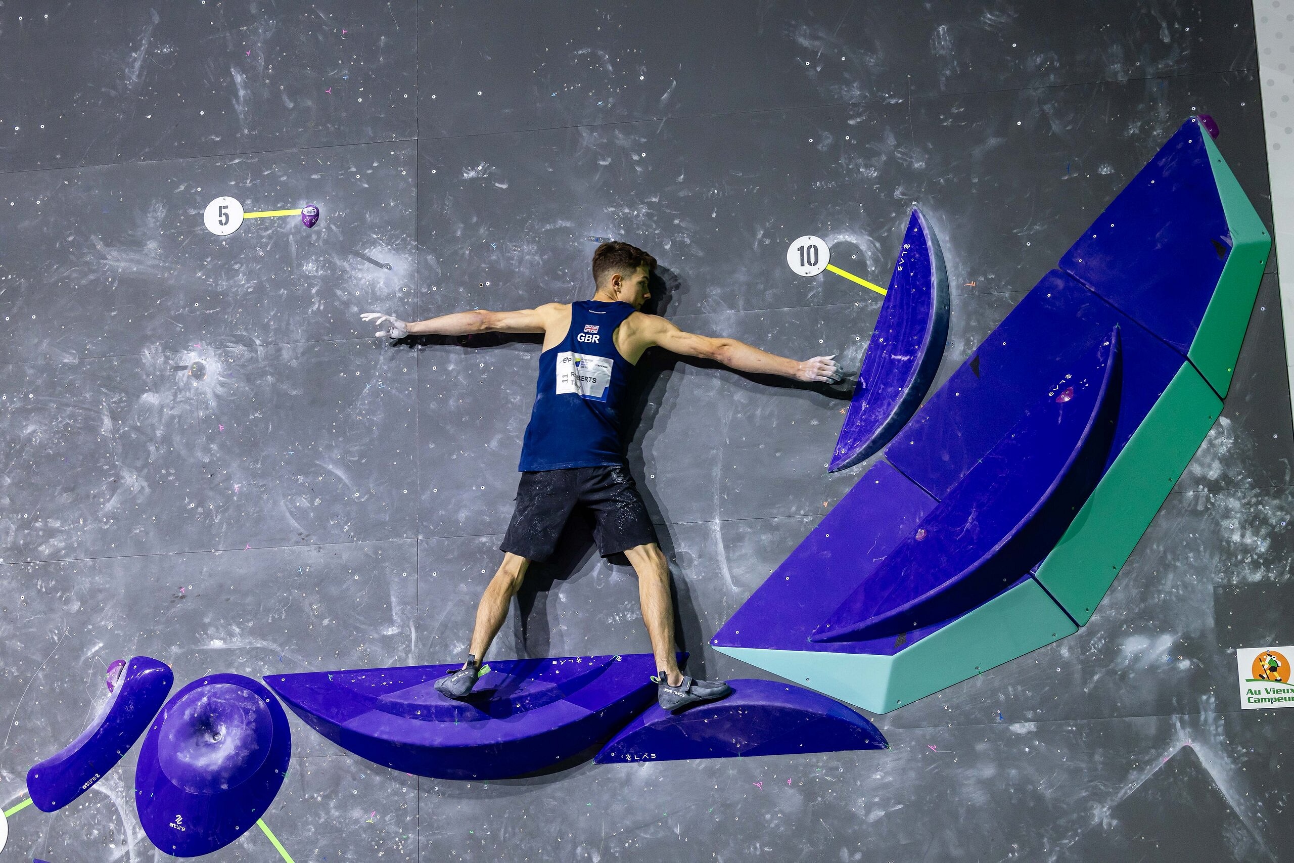 Toby Roberts balances his way to a win and an Olympic ticket.  © Jan Virt/IFSC