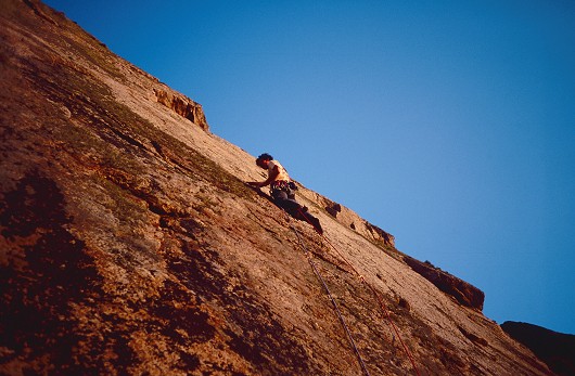 Grant Farquhar leading Watching the Ocean onsight in a single pitch.  © dr evil