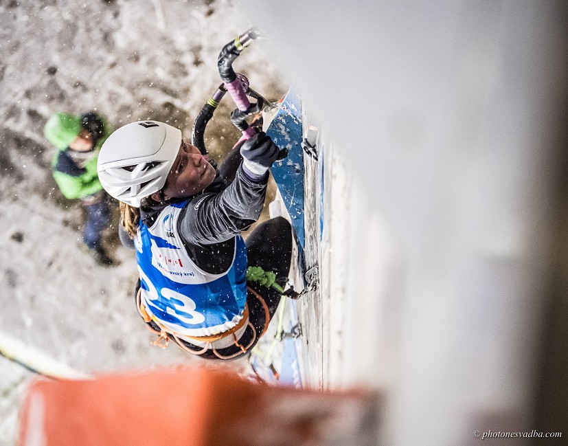 Caitlin Connor takes on the finals route in Brno  © Pavel Nesvadba