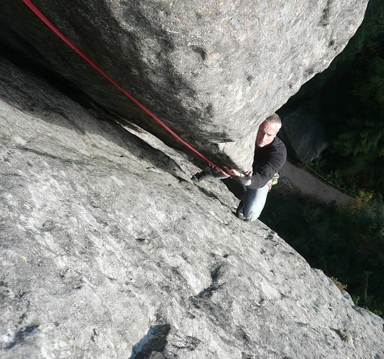 Lee Bartrop getting cuddly with some Czech sandstone, Teplice.  © UKC Articles
