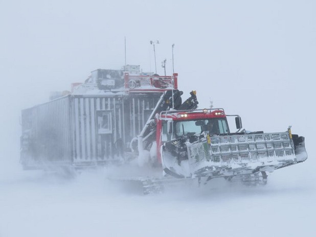 Pisten-Bully towing the living caboose through poor weather  © Nick Gillett