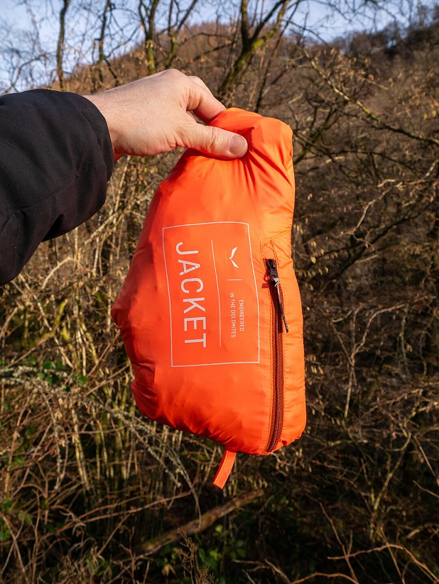 Packs into its own pocket for easy transport  © UKC Gear