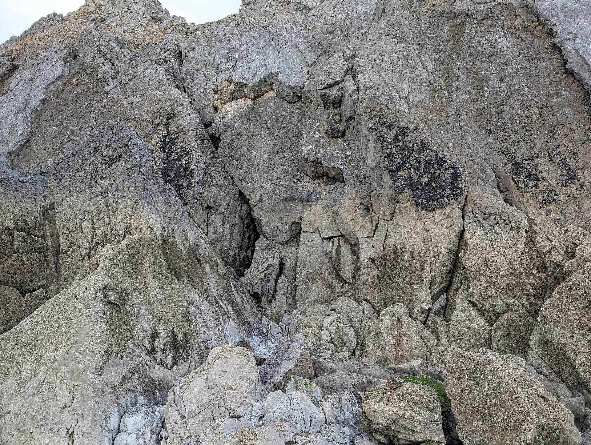 Crag shot showing rockfall from the top of the inverted V as mentioned in recent feedback  © powelli