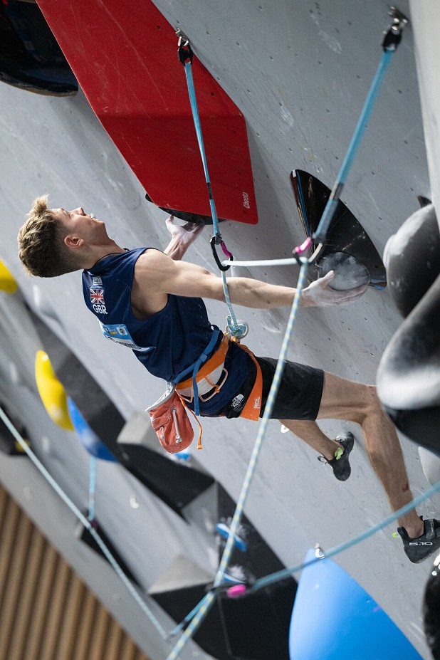 Toby Roberts qualified in 1st place, falling on the last move.  © IFSC