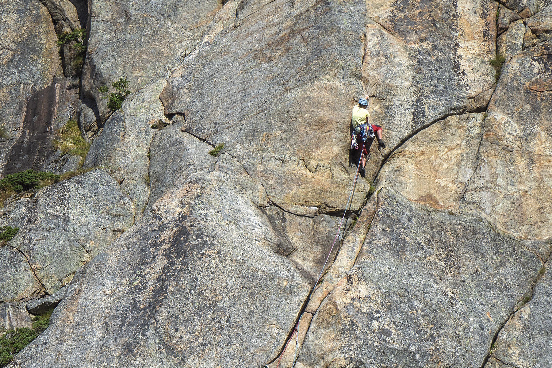 A couple of climbers on the classic Guns 'n' Roses (N6-) Gandalf.   © Chris Craggs