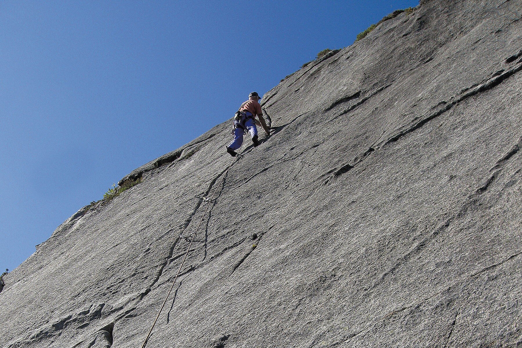 Colin Binks on the superb second pitch of Puffrisset (N6) Kallebukta  © Chris Craggs