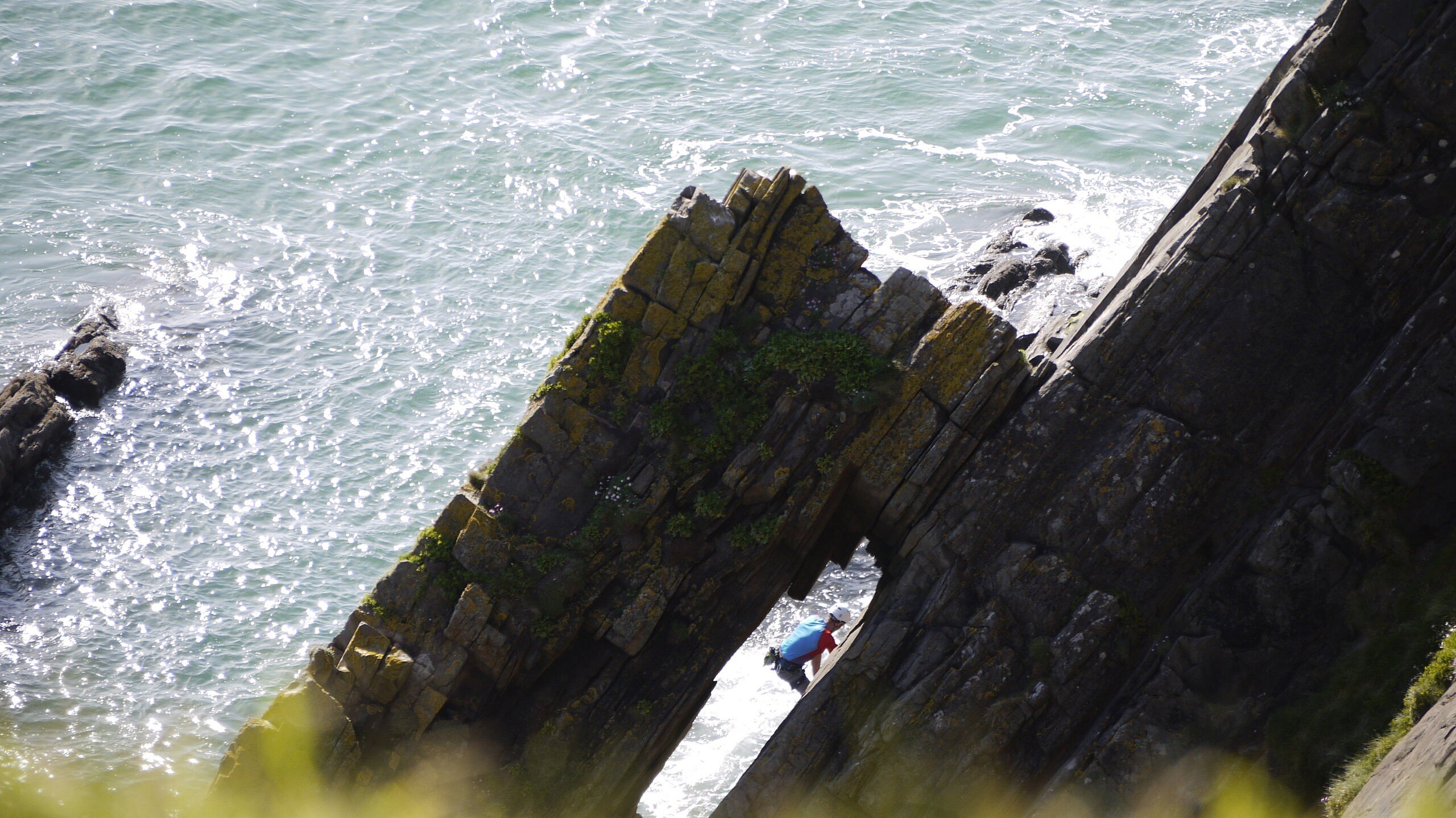 Baggy point climber on a sunny Saturday in North Devon.  © Cai Harris