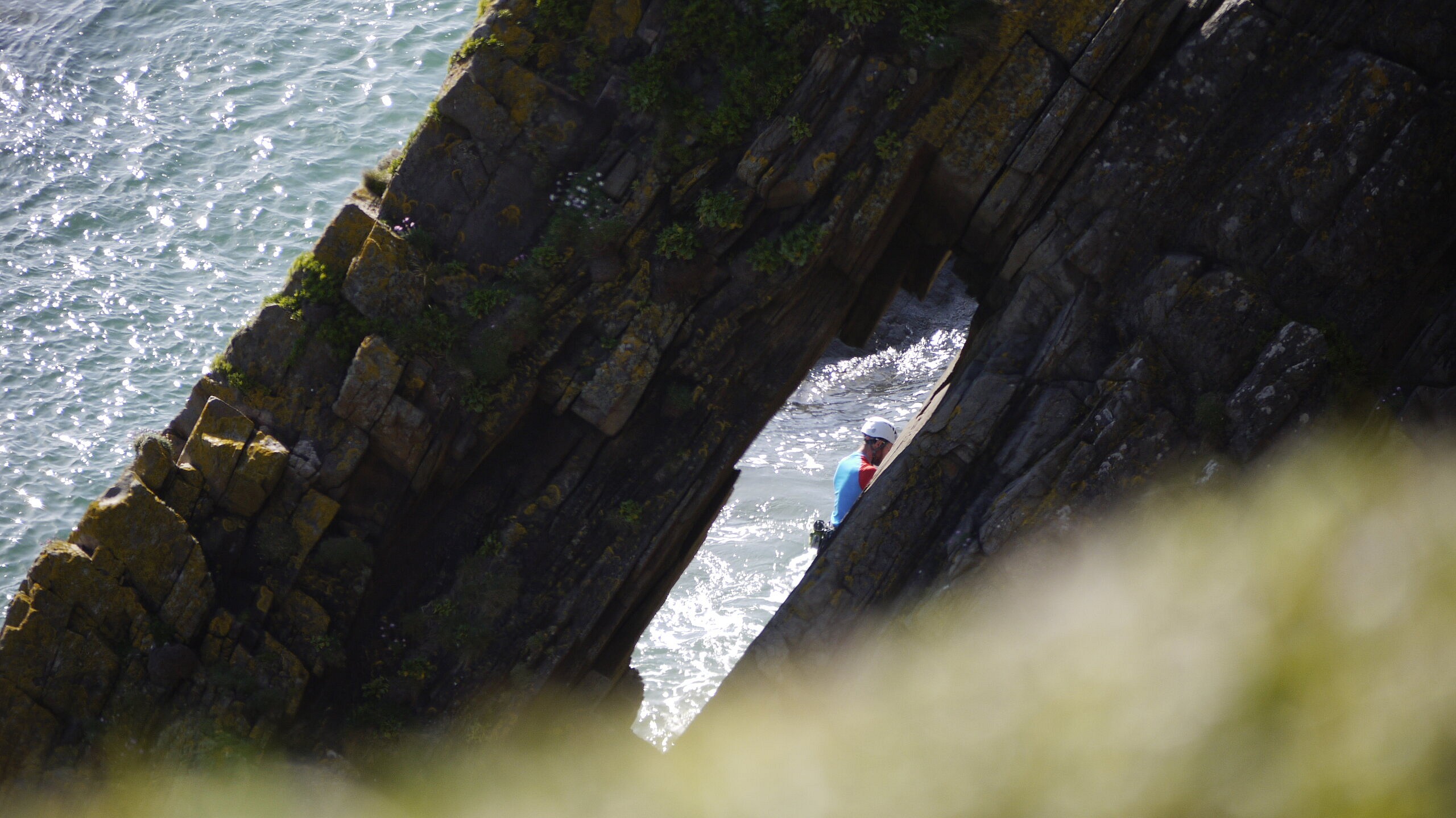 Baggy point climber in the north Devon sun.  © Cai Harris