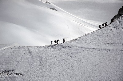 Unknown climbers on the ridge to the Aiguille du Midi  © dreezo