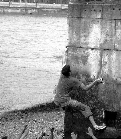 Tom Peckitt climbing on Blackfriars Bridge  © Robert Kunzel