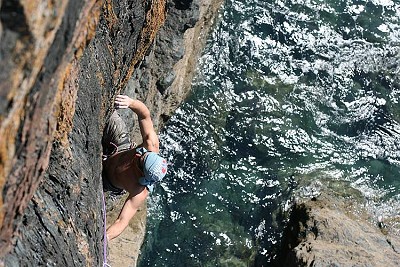 Pulling through the overhang on "Silent Movie" VS4b at Coastguard Cliff, Lizard.  © Jon e H