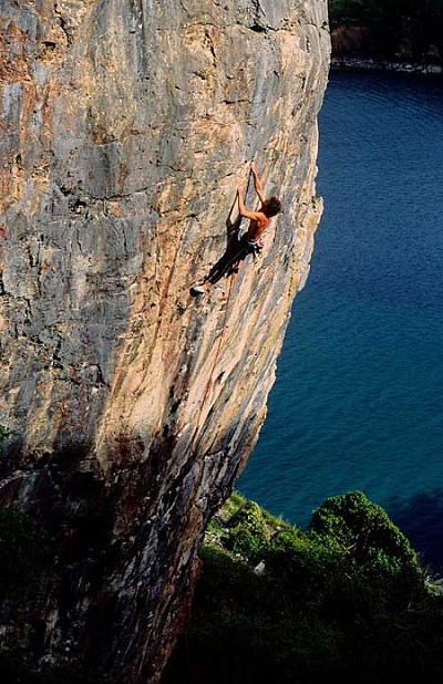 Ken Palmer on a warm-up ascent of Empire in the late 80's/early 90's  © Keith Sharples