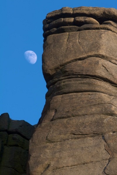 Eddy's Moon at Stanage  © Twentytrees