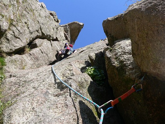Moving together up Mucky Gully, Dewerstone  © JonHarvey