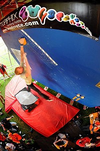 Skyler setting the new Guiness World Dyno record of 2.65m at Cliffhanger 2008  © Keith Sharples