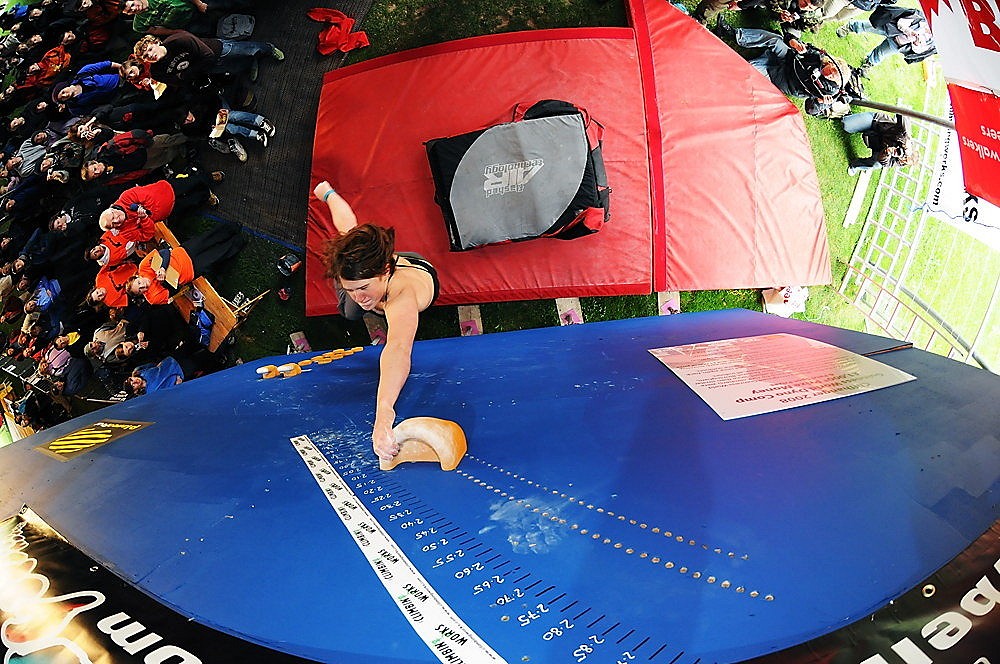 Lily Fitzgibbon fighting hard to break the female dyno world record.  © Keith Sharples