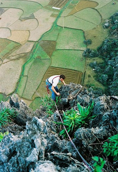 Rock climbing in Kim Boi, Vietnam  © Vietclimb