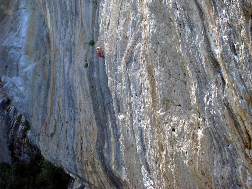Unknown climber pulling through the crux roof on Tenere (F7c+).  © ali k